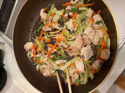 豚肉と人参と青梗菜のマヨポン炒め